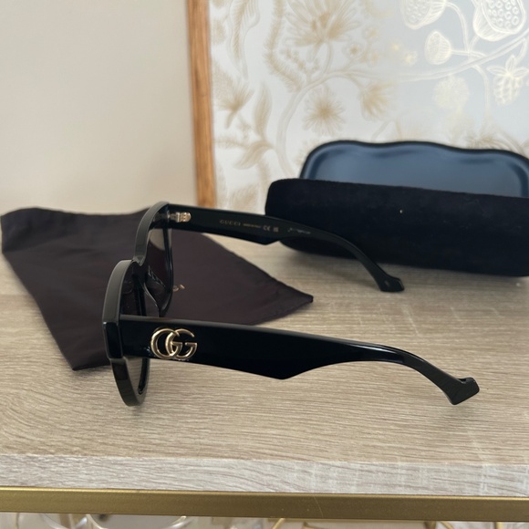 Gucci Oversized Women’s Sunglasses - Picture 2 of 8